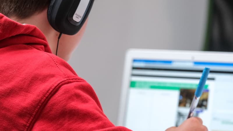 Online Teaching vs. Classroom: Which Is Right for You?